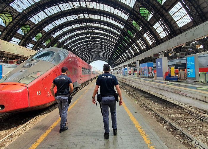 Stazione Milano Rogoredo PRENDEVANO DI MIRA FACOLTOSI VIAGGIATORI DELL'ALTA VELOCITA ... photo