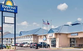 Days Inn & Suites By Wyndham Laredo Exterior photo