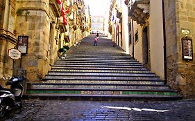 Palazzo Aprile Hotel Caltagirone Exterior photo