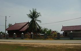 Bayu Beach Penarek Kampung Penarik Exterior photo