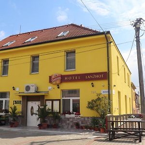 Hotel U Nadrazi Lanžhot Exterior photo