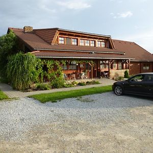 Restaurace Vráž Hotel Trhové Sviny Exterior photo