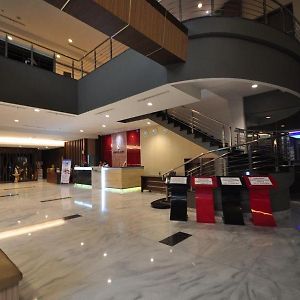 Grand Maleo Hotel Makassar Exterior photo