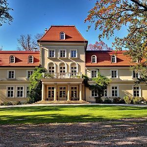 Dwor Sierakow Hotel Exterior photo