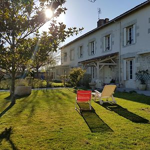 Domaine De Pelouaille - Chambre D'Hotes Bed & Breakfast Saint-Jean-dʼAngély Exterior photo