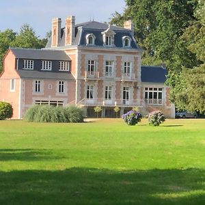 Chateau De La Chasse Beauvais Bed & Breakfast Romagne  Exterior photo