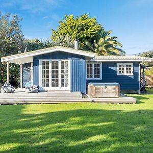 The Little Blue Bach - Waikanae Beach Holiday Home Exterior photo