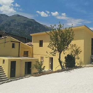 Lake Retreat - Maiella Apartment - Beautiful Lake And Mountain Views Casoli  Exterior photo