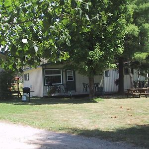 Colonial Bay Motel And Cottages Huntsville Exterior photo