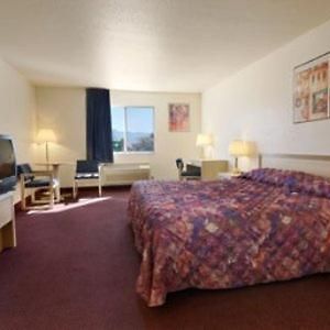 Super 8 Rio Rancho Hotel Room photo