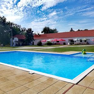 Toldi Rendezvenyhaz Etterem Es Vandor Panzio Bed & Breakfast Beci Exterior photo