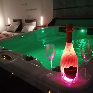 Nuit romantique avec Jacuzzi SPA privatif Apartment Auterive  Exterior photo