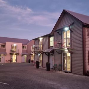 The Mews Oamaru Motel Exterior photo