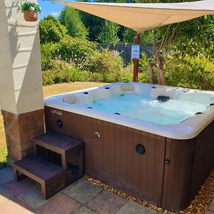 Lions Lodge: Great Location With Hot Tub Ringwood Exterior photo