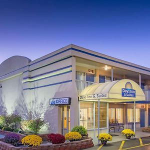 Days Inn & Suites By Wyndham Dayton North Exterior photo