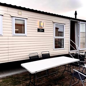 Impeccable 4-Bed Caravan In Clacton-On-Sea Villa Exterior photo