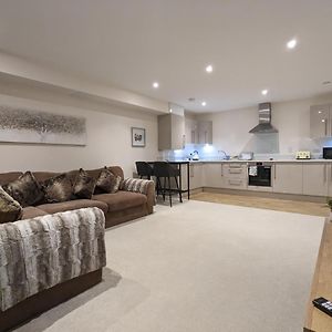 Stunning 2-Bed Apartment In Stevenage, Sleeps 5 With Free Private Parking Exterior photo