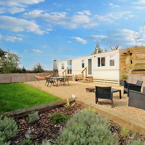 Orchard View Retreat - Dog Friendly, Enclosed Private Garden With Weather Dependant Hot Tub - Not On A Holiday Park Little Clacton Exterior photo