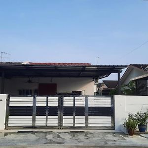 Brick Homestay Teluk Intan Exterior photo