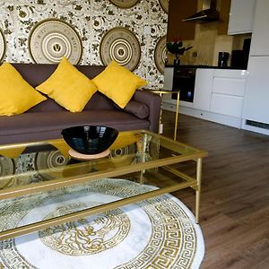 Stunningly Opulent Gold Apartment Near Sheffield Full Sky Tv Rotherham Exterior photo