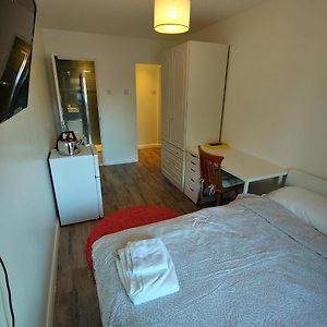 Ensuite Master Bedroom, Private Bathroom, Inside Family Home, Walking Distance To Harry Potter Studios Watford  Exterior photo