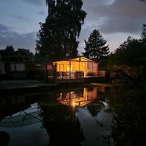 Rustig Gelegen Chalet Solvo Met Terras Aan Het Water Villa Geel Exterior photo