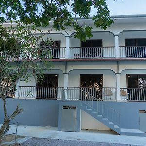 E&E Self Catering Hotel Beau Vallon  Exterior photo