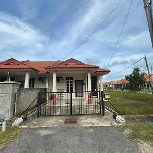 Homestay Cendana Gong Badak Kampong Tanjong Gelam Exterior photo