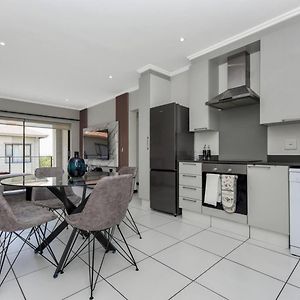 Captivating 2-Bed Apartment In Sandton Exterior photo