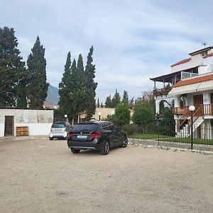 Sunflower Maisonette With Attic Villa Loutráki Exterior photo