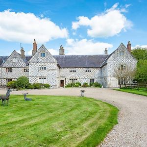 Manor Estate - Two Accommodation Wings - Sleeps 14 Winterbourne Stoke Exterior photo