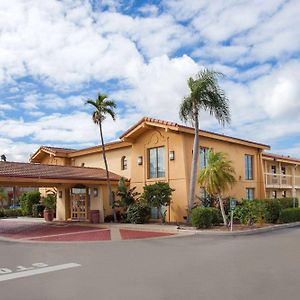 Baymont By Wyndham Fort Myers Central Hotel Exterior photo