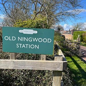 Old Ningwood Station Bed & Breakfast, Ningwood, Isle Of Wight Po41 0Tg Bed & Breakfast Brook  Exterior photo