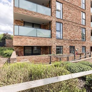 Stylish & Comfortable Top-Floor Flat In Harrow Apartment Londra Exterior photo