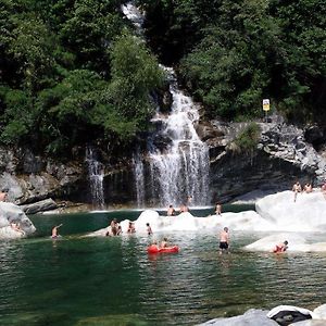 Traum Ferienwohnung Am Strand Im Tessin - Nur 3Km Von Ascona Oder Locarno Entfernt Tegna Exterior photo