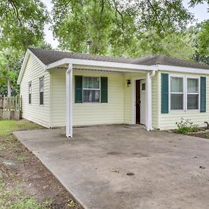 Centrally Located Gonzales Home With Yard! Exterior photo