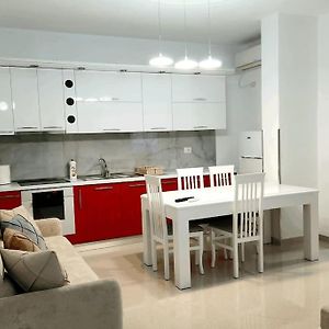 Modern & Cozy Apt, 1Km From City Center Apartment Fier Exterior photo