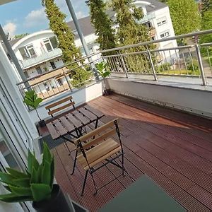 Workation Modern Taunus Nature Balcony, 5 People, Free Parking, 5 Min Samsung, Continental Apartment Schwalbach am Taunus Exterior photo