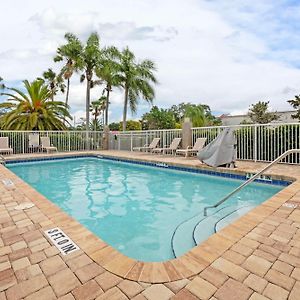 Best Western Edgewater Inn Exterior photo