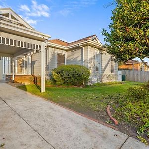 Elegant Luxury - Family Entertainer In Ringwood Villa Exterior photo