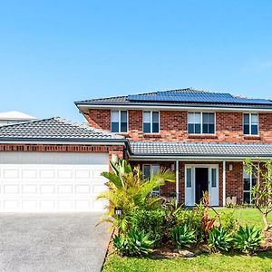 Cheerful 4-Bedroom Family Retreat In Caves Beach Exterior photo