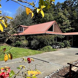 Kauri Lodge Taupaki Exterior photo