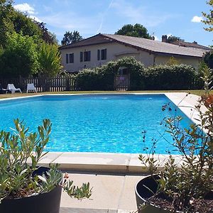 Domaine Bardon - Deux Gites Avec Piscine Pouvant Accueillir Jusqu'A 15 Personnes A La Campagne, Charente-Maritime Chaunac Exterior photo