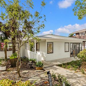 3Br Family Home With Patio In Massey Auckland Exterior photo