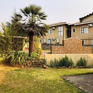 La Bronze Guest Lodge Newcastle Exterior photo