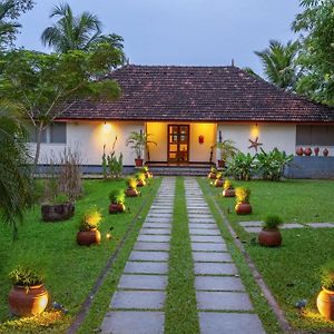 Baymaas Lake House Bed & Breakfast Kochi Exterior photo