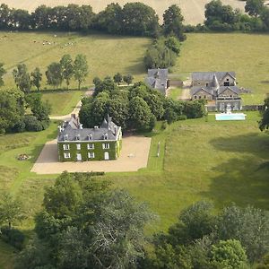 Château des Lutz Bed & Breakfast Daon Exterior photo