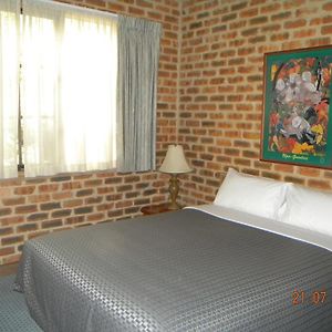 Mahogany Park Motel Cranbourne Room photo