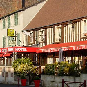 Auberge Du Cheval Blanc Hotel Crèvecoeur-en-Auge Exterior photo