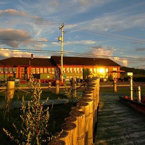 Auberge Internationale La Vieille Ecole Sainte Anne-des-Chênes Exterior photo